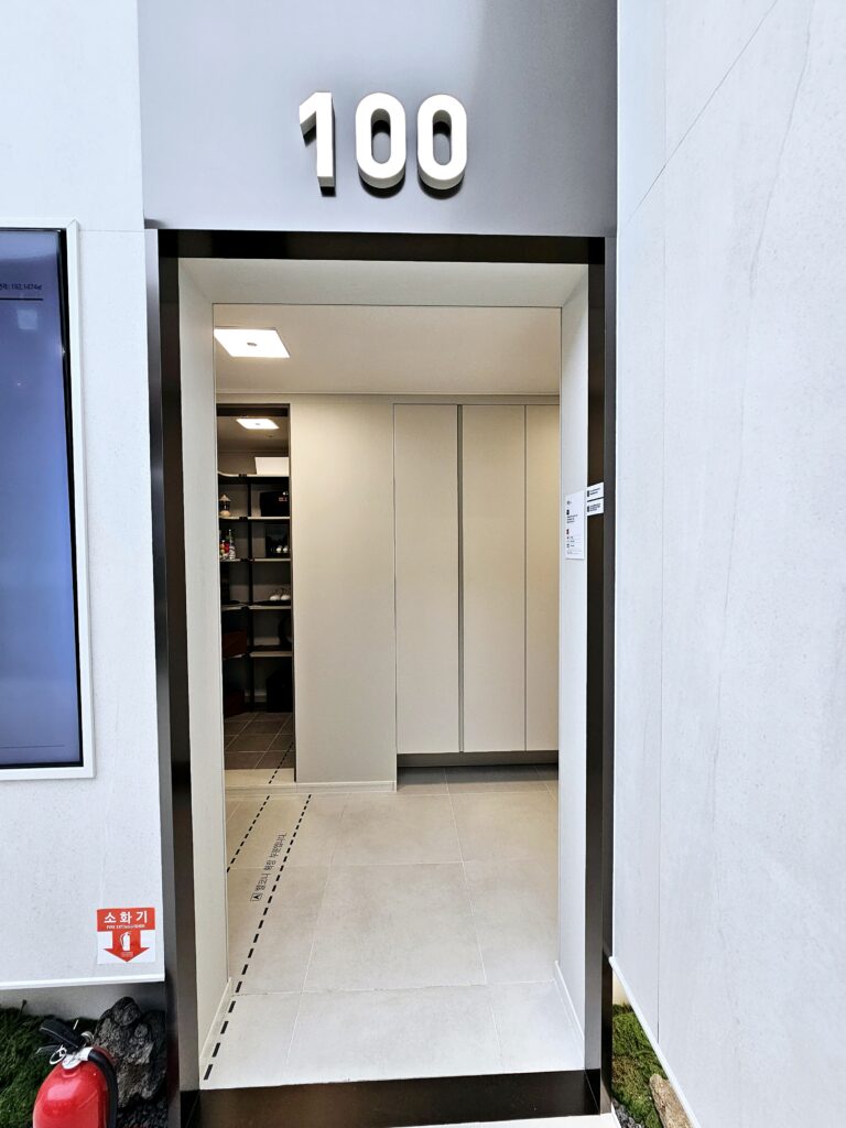 영통역자이 프라시엘 현관