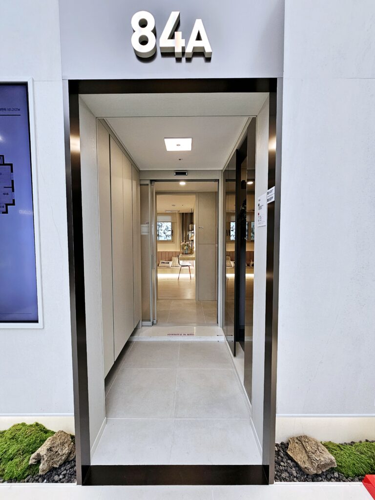 영통역자이 프라시엘 현관